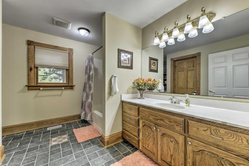 Koupelna v ubytování Remodeled Pittsboro Farmhouse Sitting on 220 Acres