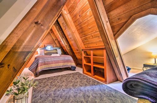 Cama o camas de una habitación en Serene Todd Getaway with Private Pond and Creek Views!