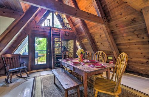 Imagen de la galería de Serene Todd Getaway with Private Pond and Creek Views!, en Todd
