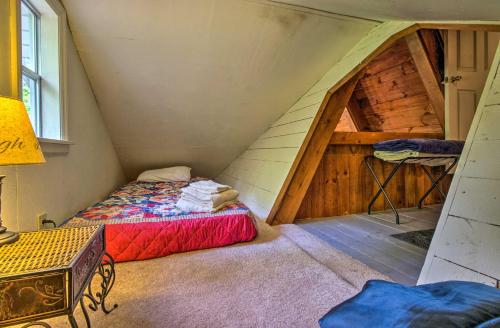 Cama o camas de una habitación en Serene Todd Getaway with Private Pond and Creek Views!