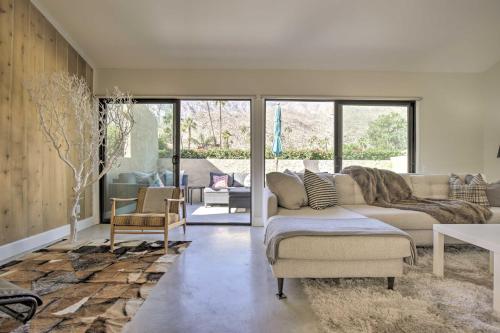 ein Wohnzimmer mit einem Sofa und einem Stuhl in der Unterkunft Condo with Mountain Views-3mi to DT Palm Springs in Palm Springs