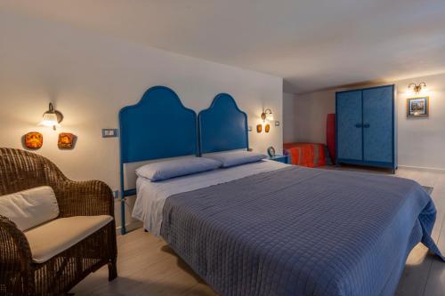 シラクーサにあるCasa Azzurraのベッドルーム(青いベッド1台、椅子付)