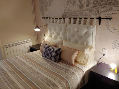 1 dormitorio con 1 cama blanca grande con almohadas en Lo Peressall Blau, en Tremp