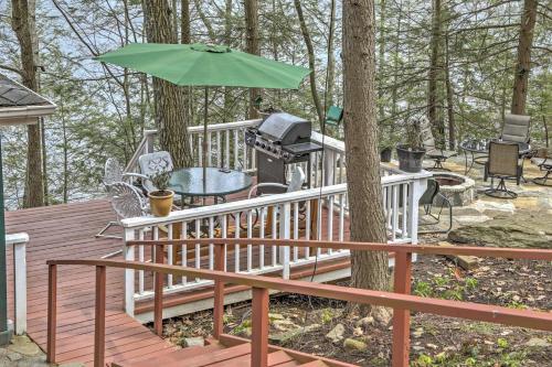 Balkón nebo terasa v ubytování Dainty New Preston Cottage with Dock and Lake Views!
