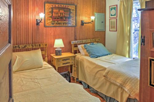 Cette chambre comprend deux lits et une table avec une lampe. dans l'établissement Dainty New Preston Cottage with Dock and Lake Views!, à New Preston