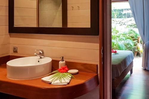 a bathroom with a sink on a wooden table at Villa Tea Tea in Papetoai