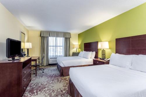 מיטה או מיטות בחדר ב-Holiday Inn Chicago North - Gurnee, an IHG Hotel