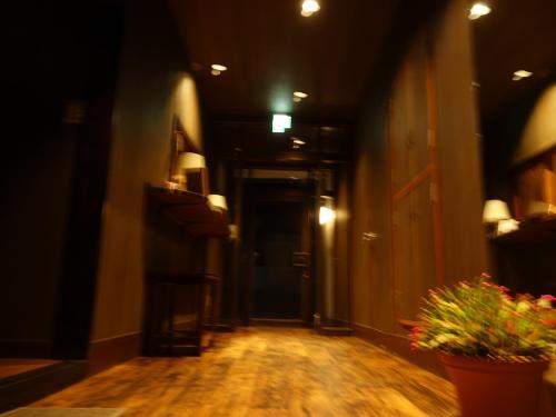 an empty hallway with a hallwayngthngthngthngthngthngthngthngthngthngth at Oimatsuen in Saku