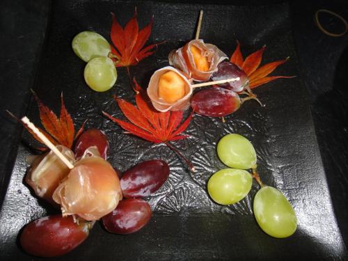 a bunch of different types of grapes on a plate at Oimatsuen in Saku