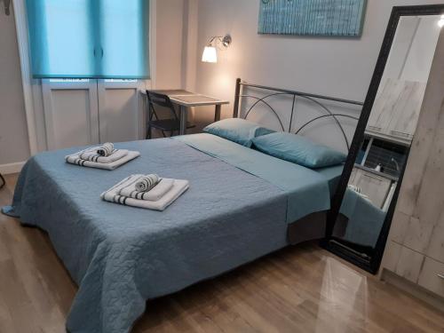 sypialnia z łóżkiem z dwoma ręcznikami w obiekcie Megaron11 Apartments w Salonikach