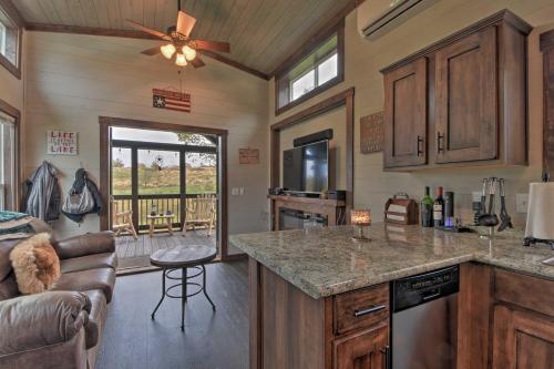 Η κουζίνα ή μικρή κουζίνα στο Secluded Morganton Tiny Home with Grills!