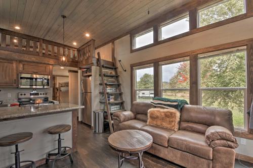 Η κουζίνα ή μικρή κουζίνα στο Secluded Morganton Tiny Home with Grills!