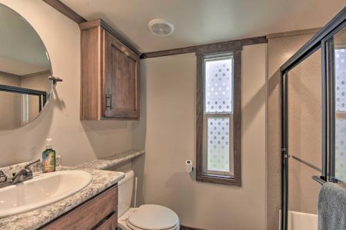 Et badeværelse på Secluded Morganton Tiny Home with Hot Tub Access!