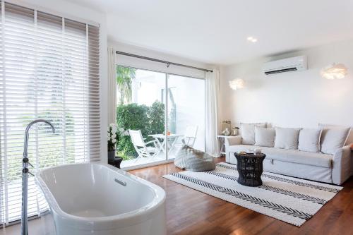 Χώρος καθιστικού στο Villa Nalinnadda Petite Hotel & Spa, Adults Only - SHA Extra Plus