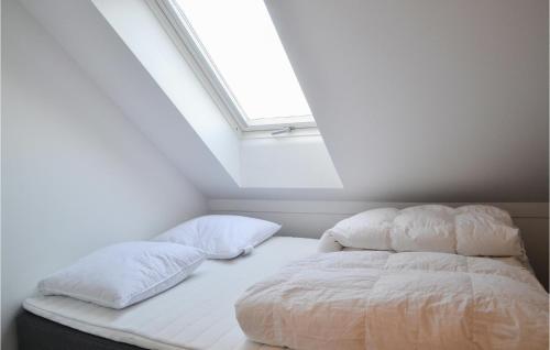 Ένα ή περισσότερα κρεβάτια σε δωμάτιο στο Stunning Apartment In Vejers Strand With House A Panoramic View