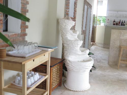 une grande sculpture blanche assise à côté d'une table dans l'établissement Corales Punta Cana, à Punta Cana