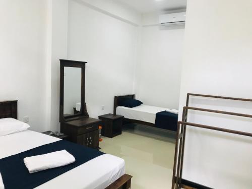 Posteľ alebo postele v izbe v ubytovaní Hotel First Kingdom - Anuradhapura