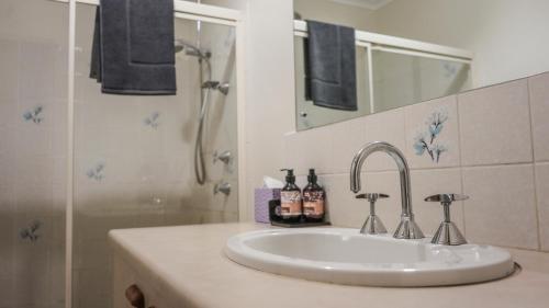 y baño con lavabo y ducha. en Watervale Hotel Guesthouse, en Watervale