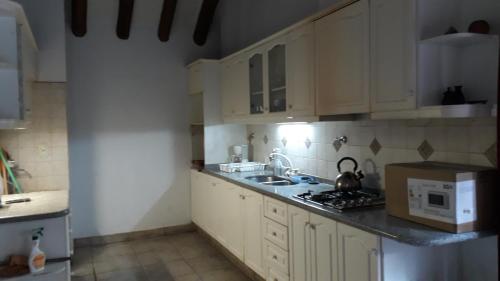 A kitchen or kitchenette at La casita en el parque