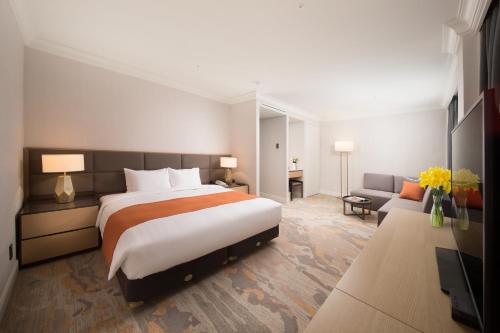 Postel nebo postele na pokoji v ubytování Jeju Sun Hotel & Casino
