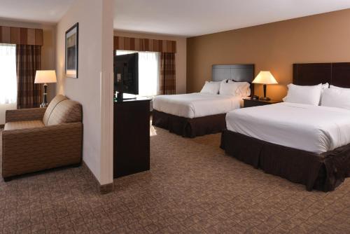 Tempat tidur dalam kamar di Holiday Inn Express & Suites Fairmont, an IHG Hotel