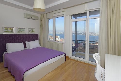 Postel nebo postele na pokoji v ubytování Cheya Gumussuyu Taksim Istanbul City Center
