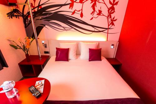 Un pat sau paturi într-o cameră la Hotel Inn Design Sedan