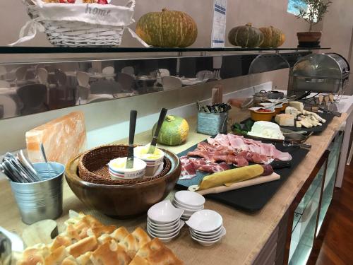 un buffet di cibi con carne e formaggio su un bancone di Hotel Monte Rosa a Chiavari