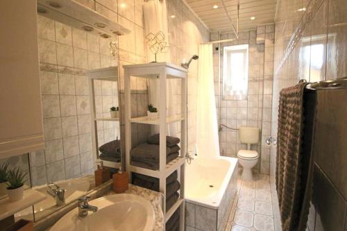 a bathroom with a sink and a tub and a toilet at Charmante Wohnung ruhig und zentral gelegen in Mannheim