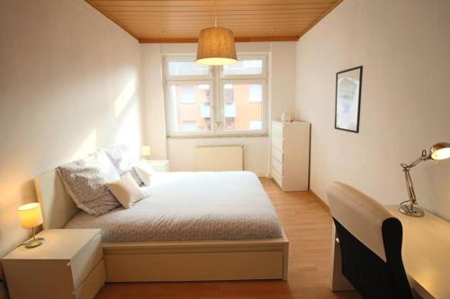 a small bedroom with a bed and a window at Charmante Wohnung ruhig und zentral gelegen in Mannheim