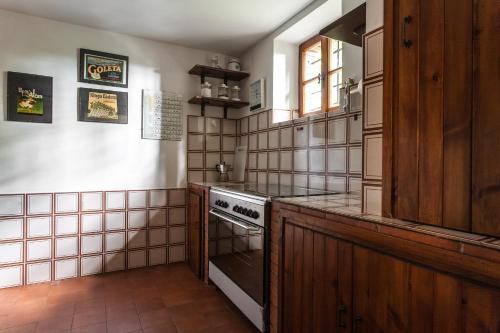 una cucina con armadi in legno e piano cottura di Barca Country House ad Amelia