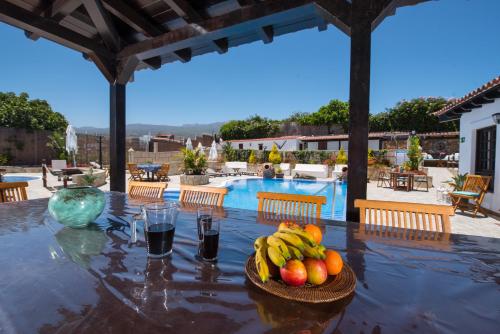 una mesa con fruta y bebidas en un patio en Finca San Agustin, en El Río