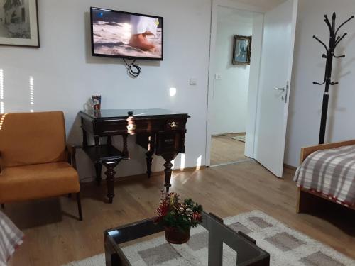 sala de estar con piano y silla en Apartment CLIA en Ohrid