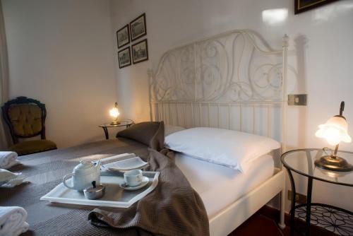 1 dormitorio con 1 cama y bandeja con set de té. en Barnìa, en Ascea