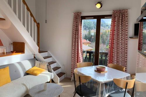 un salon avec un canapé et une table dans l'établissement Eden Roc Grand Massif, aux Carroz d'Arâches