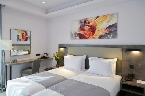 Postel nebo postele na pokoji v ubytování Meni Hotel & Apartments
