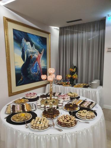 Comida en o cerca de este hotel