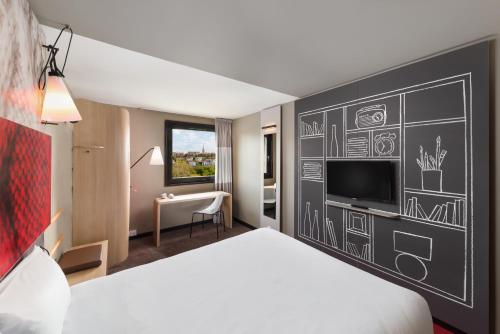 una camera d'albergo con letto e parete di lavagna di ibis Budapest Castle Hill a Budapest