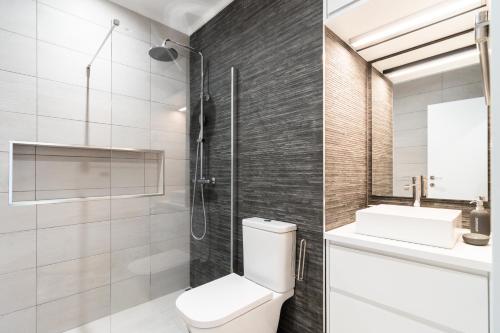 ポンタ・ド・ソルにあるVilla Ponta do Sol Apartmentのバスルーム(シャワー、トイレ、シンク付)