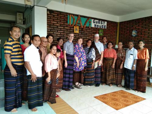 a group of people are posing for a picture at Dasi Guesthouse in Ende