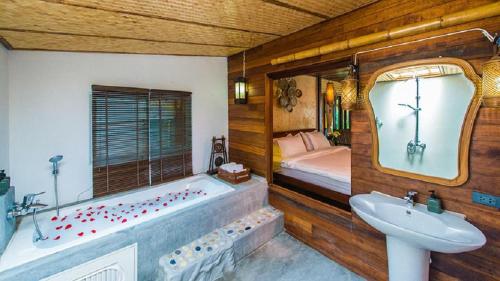 Ένα μπάνιο στο Bora Bora Villa Phuket