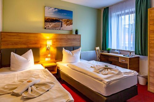 Кровать или кровати в номере City-Hotel-Wolgast