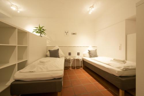 Cette chambre comprend deux lits. dans l'établissement Business Apartment, à Markdorf