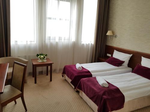 Giường trong phòng chung tại Hotel Starzyński