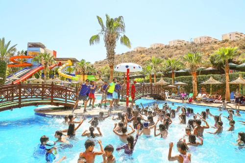 un grupo de personas en una piscina en un parque acuático en Atlantica Parc, en Taghazout