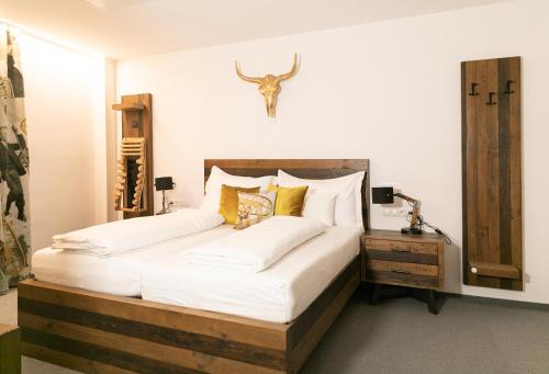 um quarto com uma cama grande e uma cabeça de veado na parede em Sporthotel Igls em Innsbruck