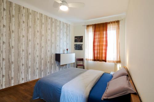 um quarto com uma cama e uma janela em Lago Welcome Place d'Armes I em Luxemburgo