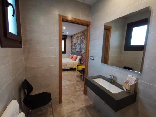 ein Bad mit einem Waschbecken und einem Spiegel in der Unterkunft Caracola de Cabo Home in Hio