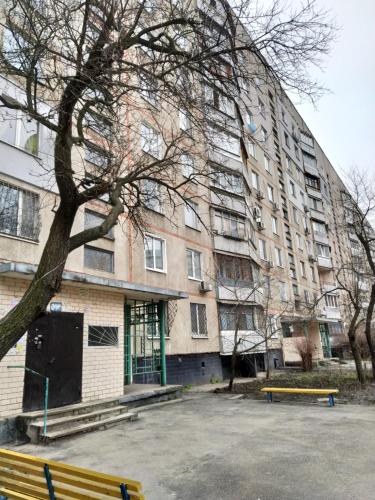 een groot gebouw met een boom ervoor bij 2 к квартира рядом стадион Металлист м. Спортивная. in Charkov