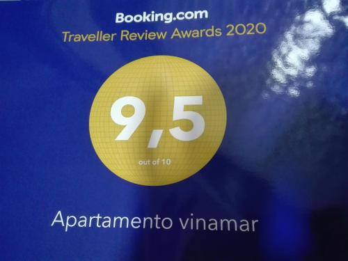 a yellow circle with the number twentyfive on it at Apartamento vinamar in Vinarós